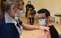 Anh công bố dữ liệu mới nhất về kết quả triển khai vaccine Pfizer và AstraZeneca