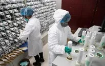 Nhân viên xét nghiệm Trung Quốc mắc COVID-19 sau khi tiêm vaccine