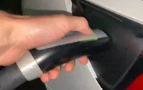Hi hữu sự cố chủ xe Tesla mắc kẹt 15 tiếng vì không rút được dây sạc điện