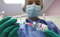 Anh tiêm vaccine ngừa COVID-19 cho trẻ em