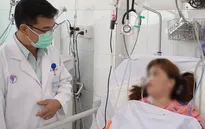 Người phụ nữ nguy kịch do bị rắn hổ mang chúa cắn vào lưng