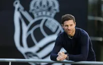 Xabi Alonso khiến giới truyền thông... việt vị