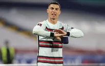 Ronaldo giận dữ ném băng đội trưởng vì bị tước bàn thắng