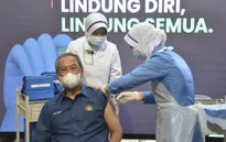 Malaysia phê chuẩn vaccine COVID-19 của AstraZeneca và Sinovac