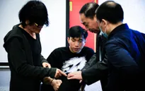 Các chuyên gia, bác sỹ hội chẩn tình trạng chấn thương của cầu thủ ĐTQG Đoàn Văn Hậu