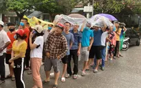 Người hâm mộ đội mưa xếp hàng mua vé trận Đông Á Thanh Hóa - HAGL