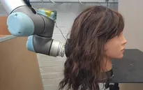 Đến chải tóc cũng đã có robot hỗ trợ