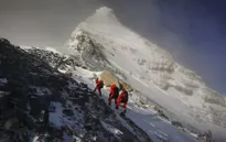 Hai nhà leo núi tử vong trên đỉnh Everest ngay trong ngày đầu tiên mở cửa trở lại