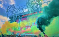 Man Utd – Liverpool: CĐV tràn xuống sân, trận derby nước Anh buộc phải hoãn