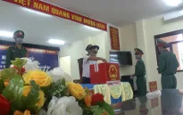 Thời tiết xấu, nhiều chiến sĩ Cảnh sát biển phải bơi vào đảo để bầu cử