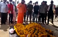 Hàng trăm người Ấn Độ dự đám tang ngựa giữa lúc phong tỏa