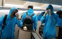 ĐT Việt Nam làm thủ tục nhập cảnh Dubai trong trang phục bảo hộ phòng ngừa COVID-19