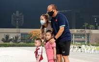 Thầy Park thân thiện với CĐV Việt Nam ở UAE