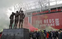 Manchester United có thể bị phạt nặng do để fan làm hoãn trận đấu với Liverpool