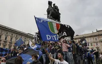 CĐV Inter đổ ra đường ăn mừng chức vô địch sau 11 năm