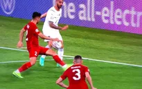 VIDEO: ĐT Italia bị VAR từ chối penalty một cách phũ phàng