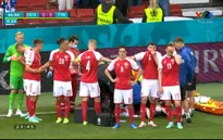 UEFA EURO 2020: Eriksen bất ngờ đổ gục nằm sân, các bác sĩ cấp cứu tại chỗ