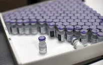 Canada cam kết chia sẻ 100 triệu liều vaccine với các nước thu nhập thấp