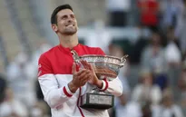 Ngược dòng ngoạn mục trước Tsitsipas, Djokovic vô địch Pháp mở rộng 2021