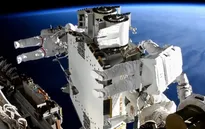 2 phi hành gia đi bộ ngoài không gian suốt 6 tiếng thay pin cho trạm ISS