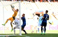 VIDEO: Pha "đốt đền" khó tin tại EURO 2020