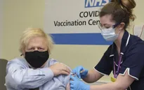 Thủ tướng Anh tiêm mũi 2 vaccine AstraZeneca