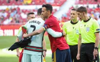 Ôm Sergio Busquets, Ronaldo nguy cơ không được đá EURO 2020