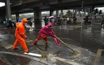 Mưa lớn kèm gió giật mạnh tại Bắc Kinh, hàng trăm chuyến bay bị hủy