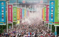 Hàng trăm CĐV xé rào, tràn vào sân Wembley trước trận chung kết UEFA EURO 2020