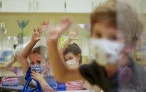 Tất cả trẻ em Mỹ trên 2 tuổi nên đeo khẩu trang ở trường, dù đã tiêm vaccine