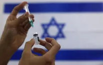 Israel tiêm mũi vaccine thứ 3 cho người trên 60 tuổi