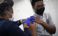 Mỹ đưa ra nhiều hạn chế với người chưa tiêm vaccine