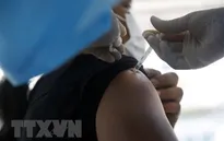 Sốt kéo dài sau tiêm vaccine có thể là triệu chứng nhiễm virus SARS-CoV-2