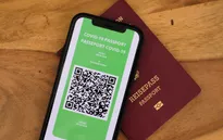Italy triệt phá đường dây làm giả “thẻ xanh” COVID-19