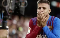 Pique tạo nên "domino" giảm lương giúp Barca vượt khó