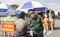 Quân đội hỗ trợ các chốt kiểm soát tại TP Hồ Chí Minh ngày đầu siết chặt giãn cách