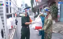 Quân đội cùng chính quyền địa phương đưa thực phẩm đến tận tay người dân