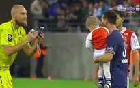 Messi thân thiện chụp ảnh cùng con trai của thủ môn đội bạn