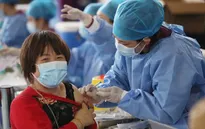 Trung Quốc cảnh báo người dân vẫn phải duy trì biện pháp bảo vệ dù đã tiêm vaccine
