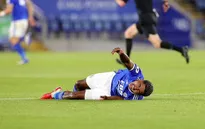 Cầu thủ Leicester gãy chân sau cú vào bóng thô bạo