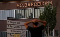 CĐV Barcelona bật khóc khi Messi rời CLB