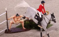 Ngựa đua Olympic giật mình vì tượng võ sĩ sumo trên đường chạy Olympic