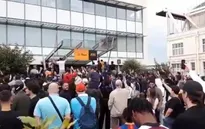 CĐV vây kín sân bay Paris vì Messi