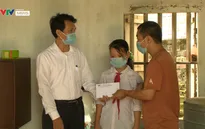Trao học bổng hỗ trợ học sinh nghèo trong mùa khai giảng 2021 - 2022