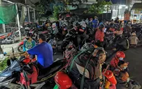 Người dân chạy xe máy về quê bị kẹt, ùn tắc tại cầu số 10 trên QL1A