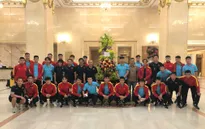 Chủ tịch nước CHXHCN Việt Nam – Nguyễn Xuân Phúc gửi hoa và động viên ĐT Việt Nam