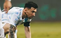 Messi suýt gãy chân trong trận thắng của Argentina