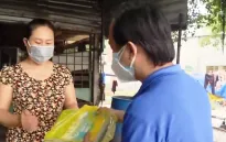 Đoàn thanh niên, thầy cô giáo nỗ lực đưa sách giáo khoa đến học sinh