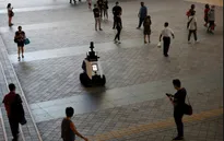 Singapore sử dụng robot để giám sát tuân thủ phòng dịch