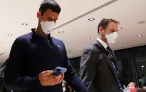Djokovic lên máy bay rời Australia sau phán quyết của toà án